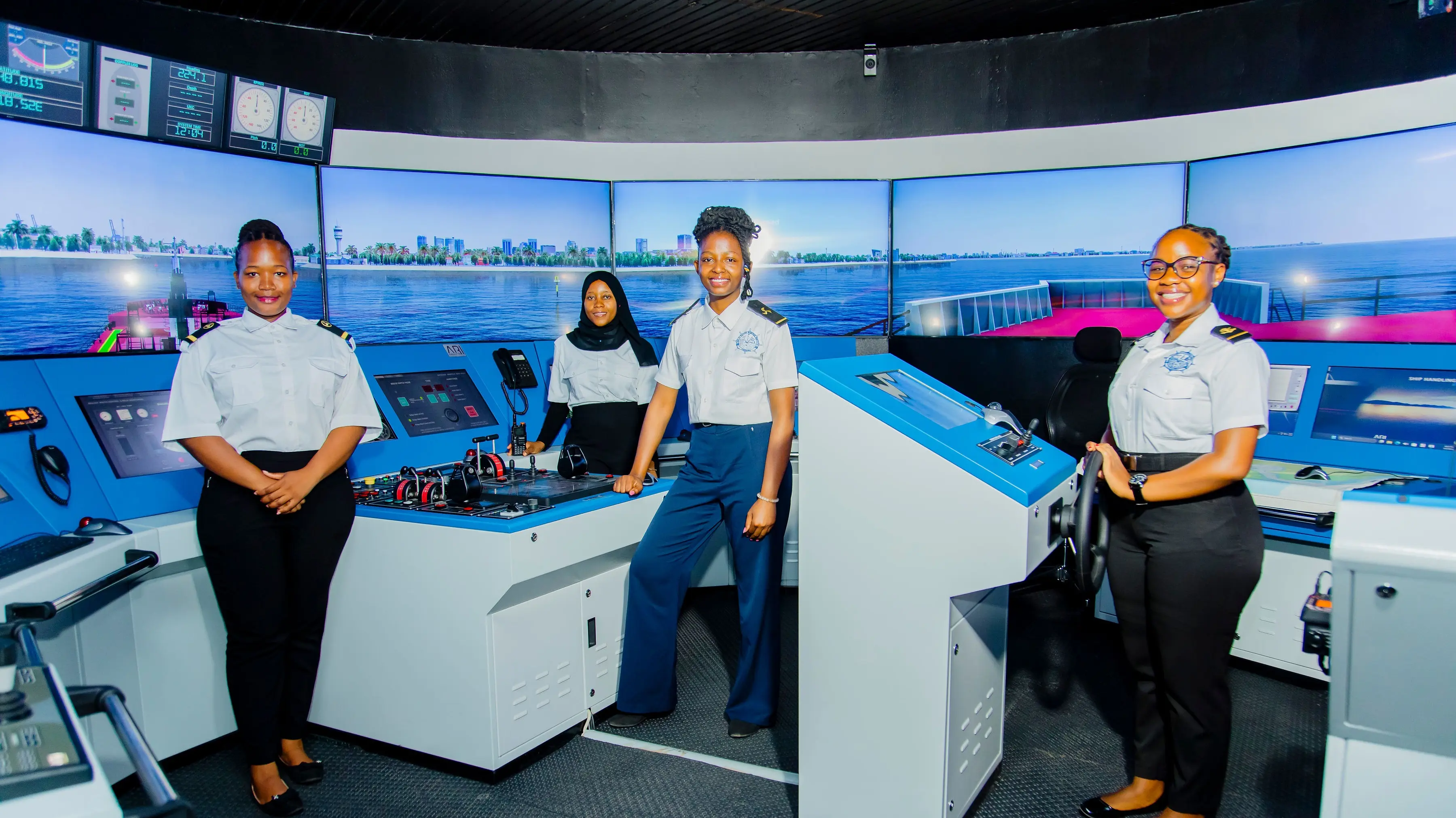 Mabahari wa Kike na Wakufunzi wa Chuo cha Bahari Dar es Salaam